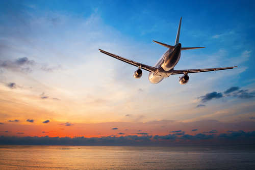 Jet lag, anche l’intestino perde il ritmo: cos’è il “gut jet lag” e come limitarne gli effetti