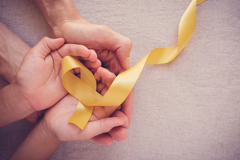 Sarcomi, torna il nastro giallo della consapevolezza: “Raro non significa solo”