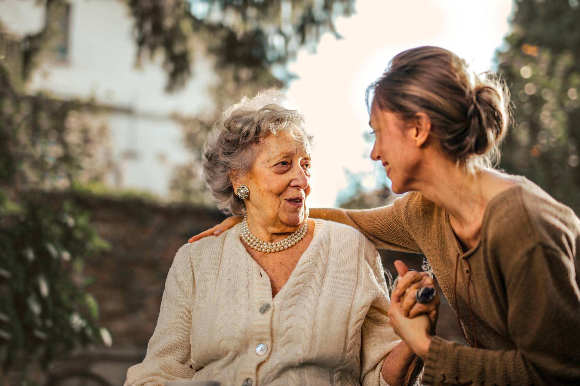 Demenza, l’estate mette alla prova pazienti e caregiver: i 10 consigli per affrontarla al meglio