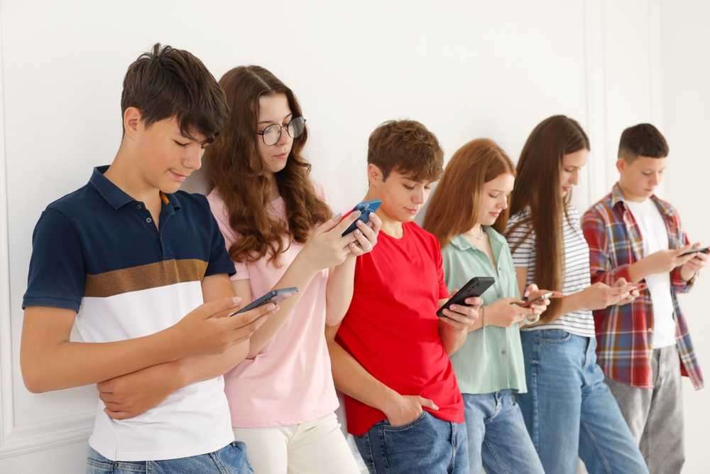 Estate e adolescenti, fino all’80% con social jetlag e rischio disagio emotivo