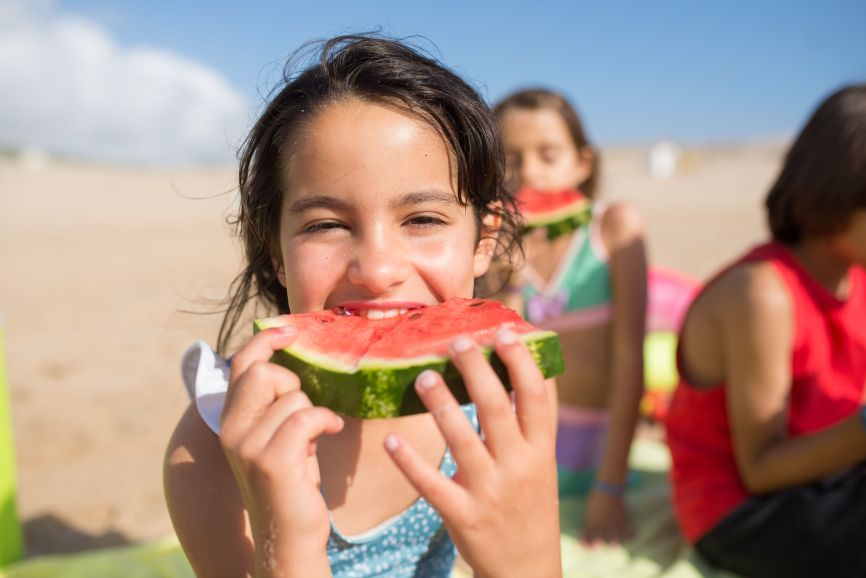 Alimentazione d’estate, dalla Sipps il decalogo per i più piccoli: “La dieta mediterranea non va in vacanza”