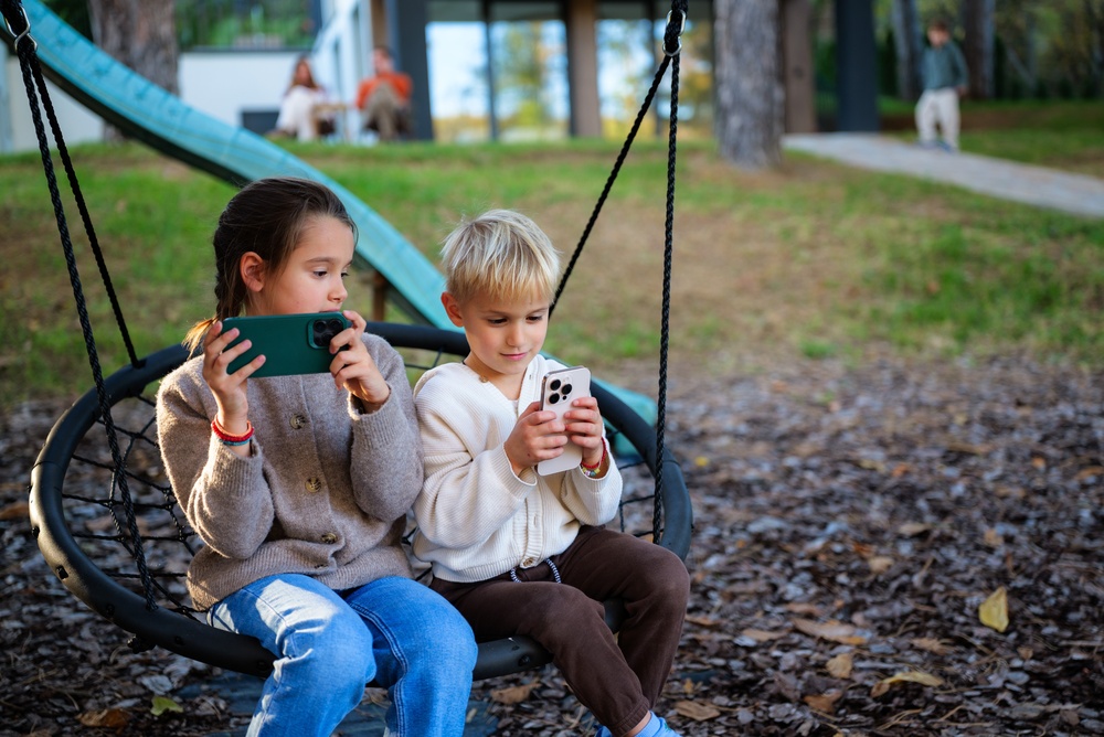 Bimbi e schermi: 41,5% già esposto tra 2/3 anni. La campagna del Governo con 9 consigli ai neogenitori