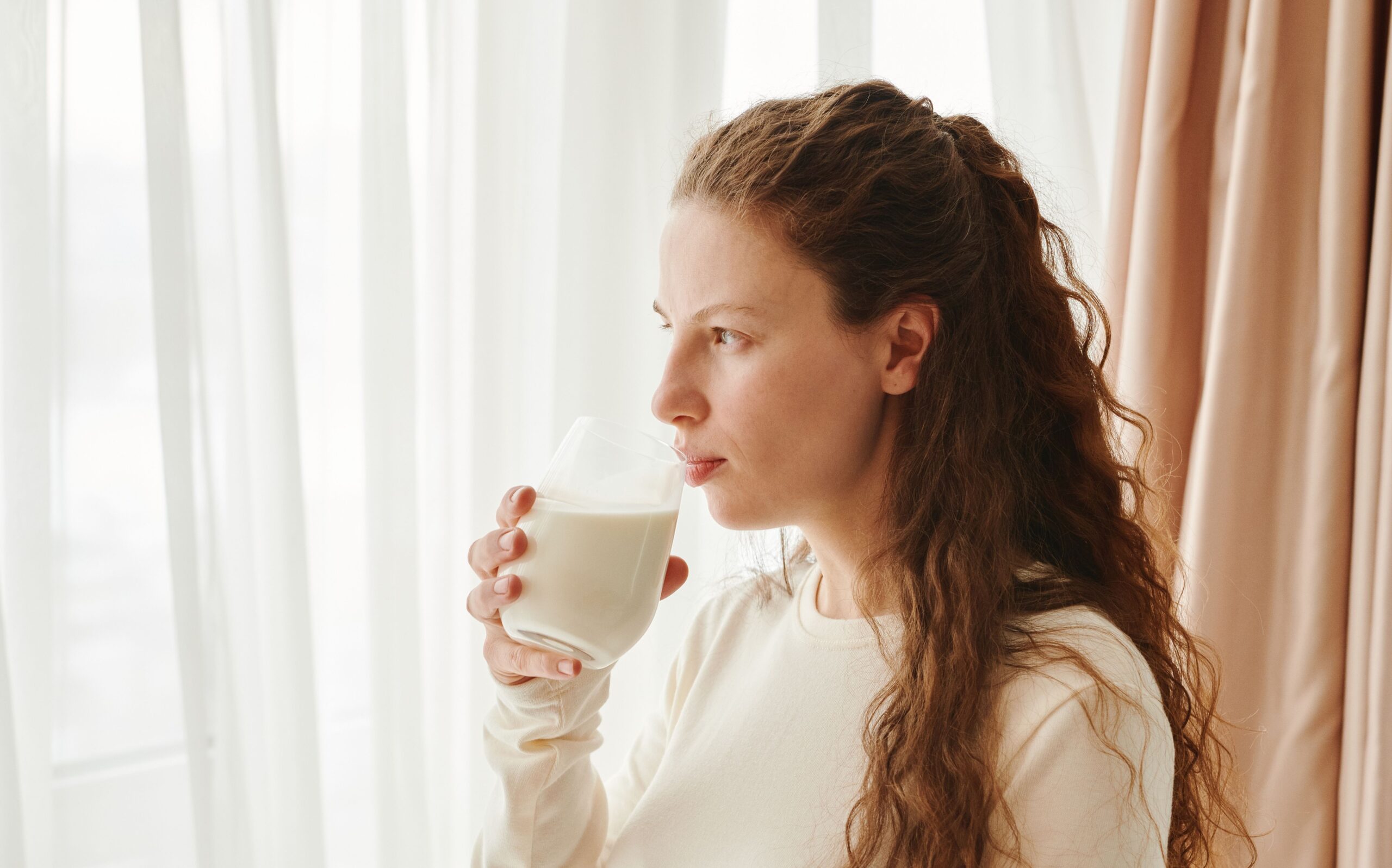 Latte vaccino o bevande vegetali? Per la salute delle ossa conta la “matrice” degli alimenti