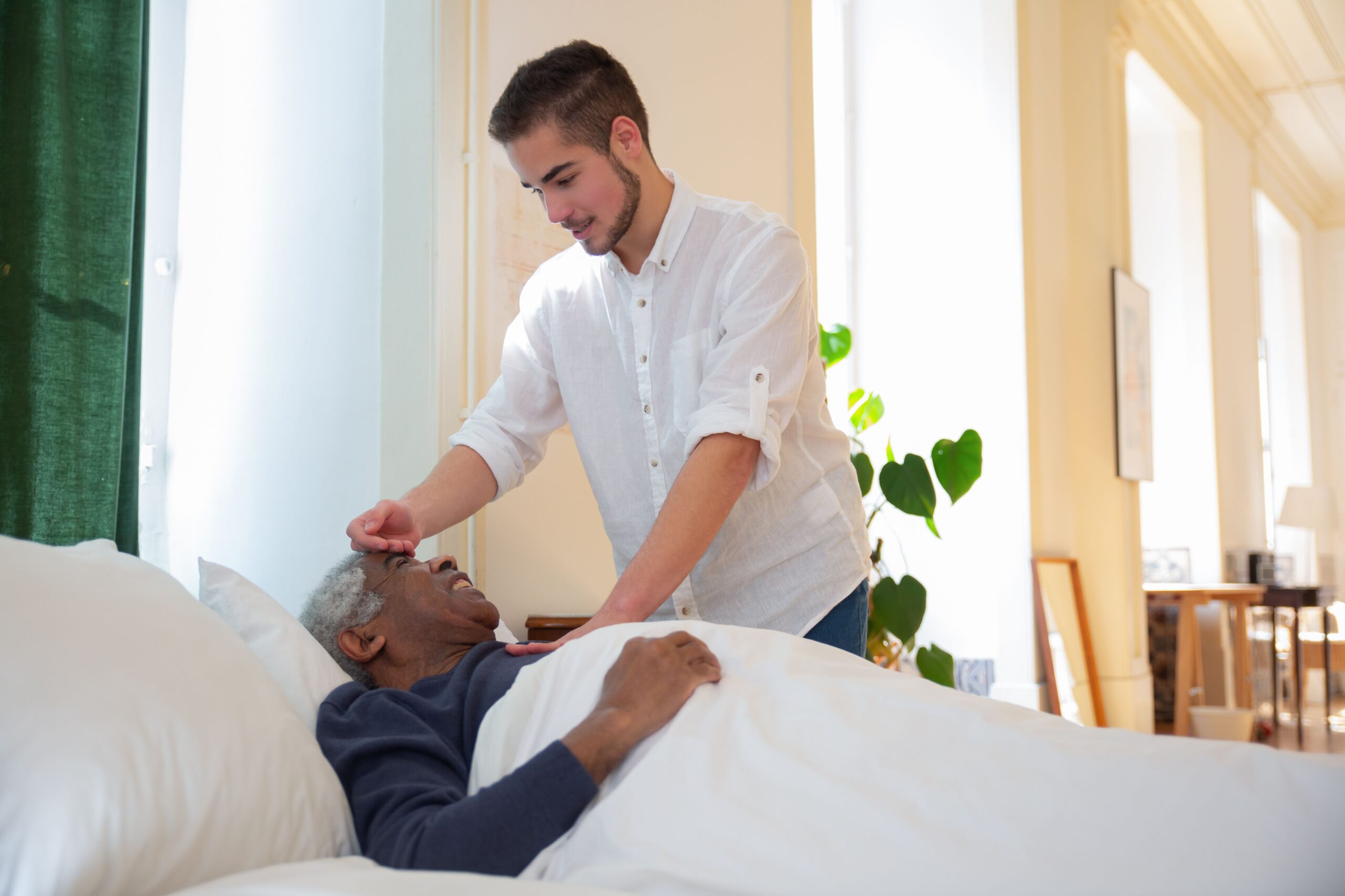 “Il caregiver non è un visitatore”: dal Garante una Raccomandazione per garantire l’accesso alle cure alle persone con disabilità