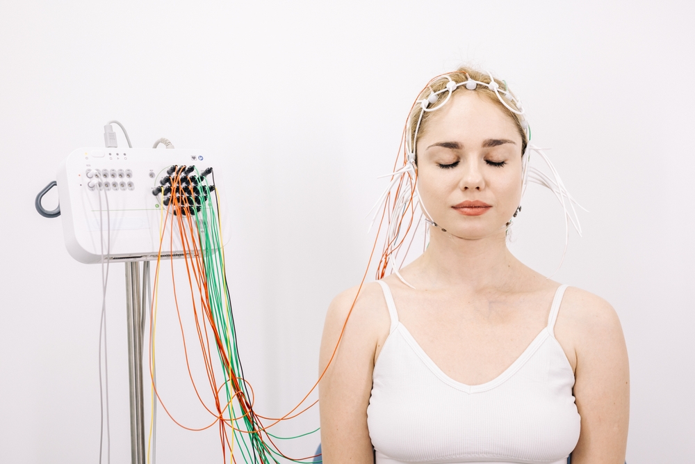 Il cervello lavora anche da fermo: studio italiano svela l’effetto della postura