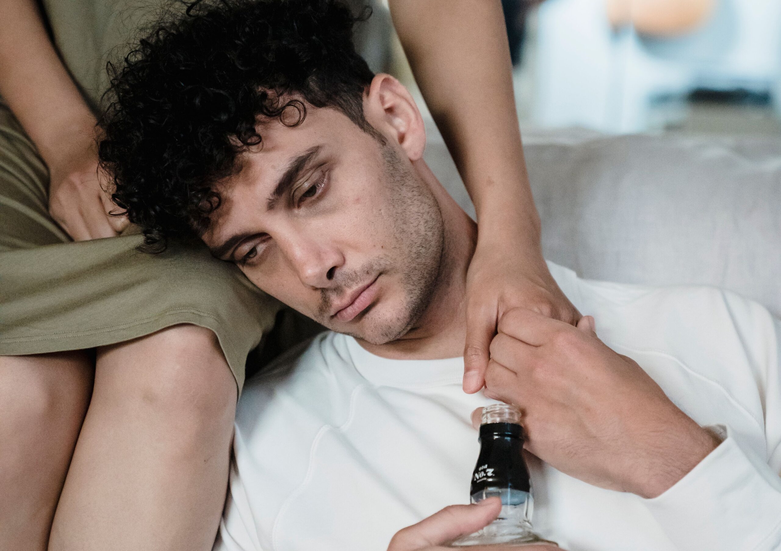 Dipendenze, un numero unico nazionale per chiedere aiuto: dall’alcol al web