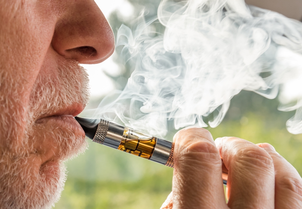 Smettere davvero fa la differenza: chi passa alle e-cig ha più rischi rispetto agli ex fumatori