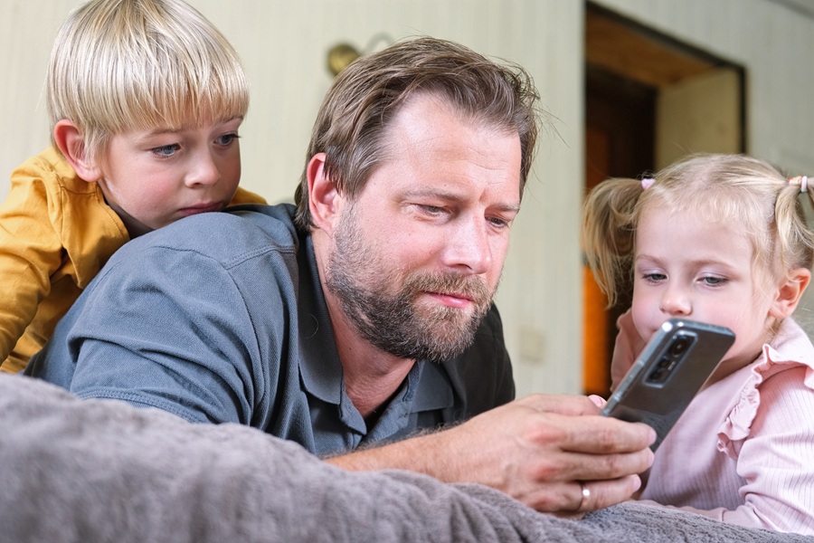 Quando lo smartphone dei genitori pesa sui figli