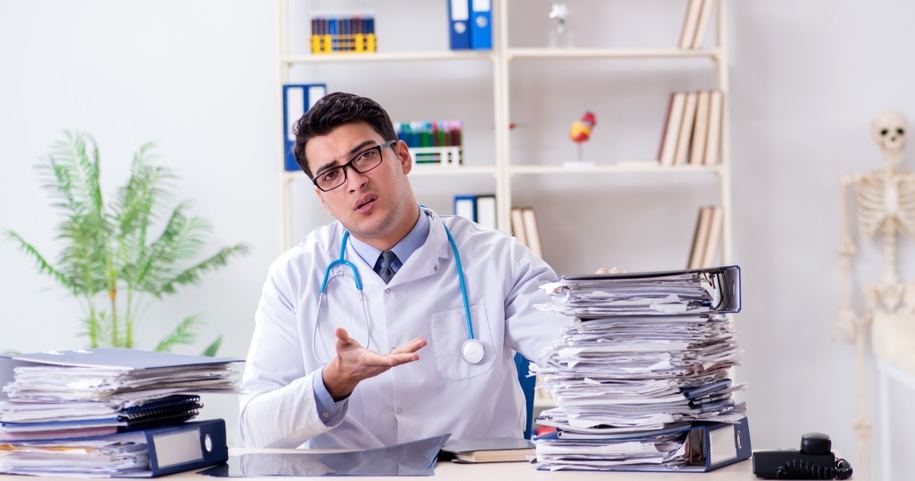 Farmaci innovativi. L’accesso è bloccato dalla burocrazia: per un professionista su due il nodo sono piani terapeutici, note e autorizzazioni