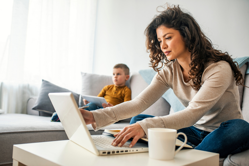 Smart working, il costo nascosto: meno relazioni, più stress e rischio burnout