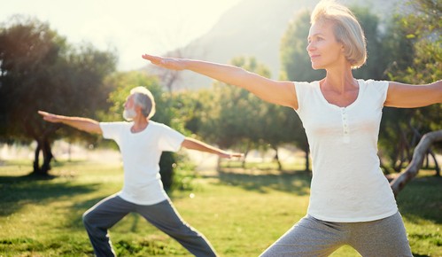 Yoga e invecchiamento sano. Dall’Oms un riconoscimento alle evidenze scientifiche sui benefici per corpo e mente