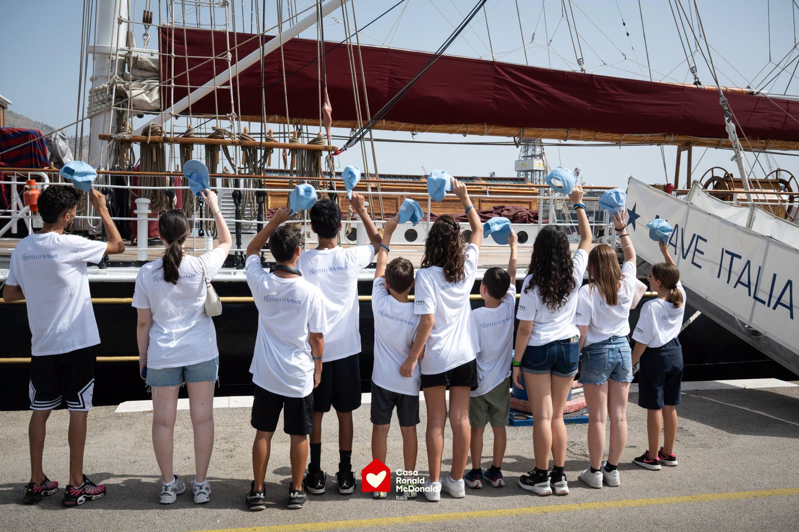 Siblings, salpa “Fratelli d’A-mare”: in viaggio per ritrovare il legame tra fratelli messo alla prova dalla malattia
