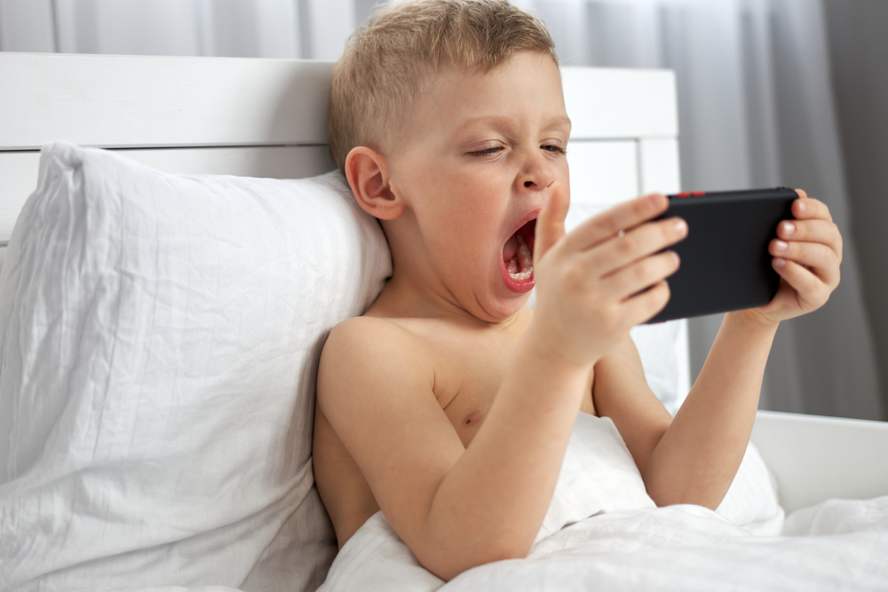 Estate, SINPIA: “Attenzione ad alterare il ritmo sonno-veglia e all’uso prolungato di strumenti digitali”