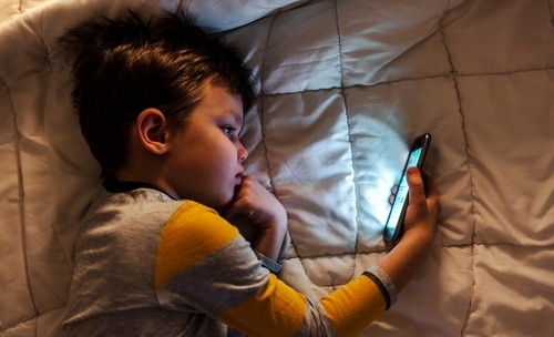 Estate e sonno. Sinpia: “Dormire bene è fondamentale per lo sviluppo del cervello”. Le raccomandazioni per bambini e adolescenti