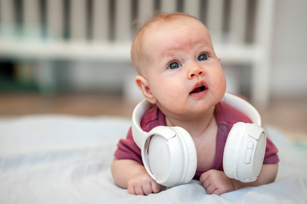Il cervello dei neonati “sente” la musica molto prima che il corpo segua il ritmo
