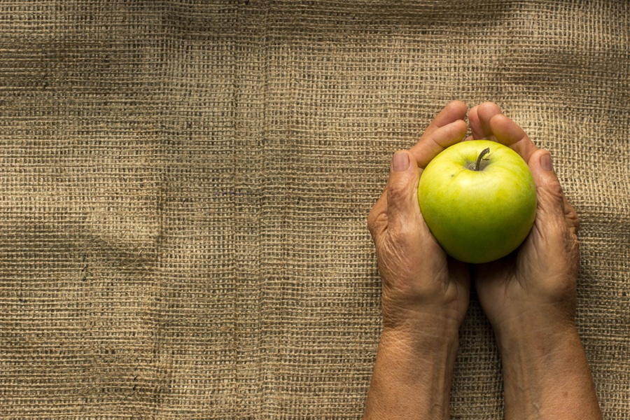 Demenza, mangiare solo per 8 ore al giorno può proteggere il cervello