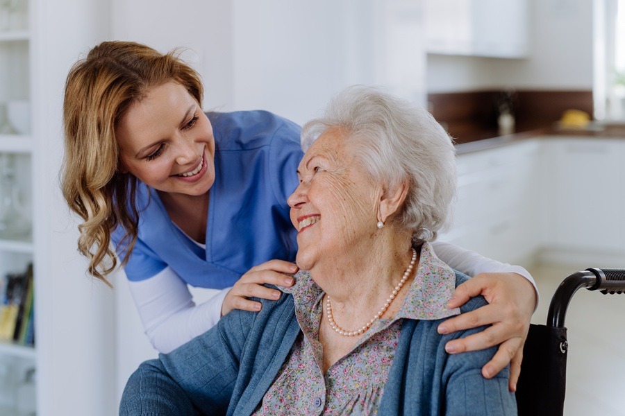 Estate e fragilità, la CRI lancia “Sorrisi” per anziani soli e caregiver