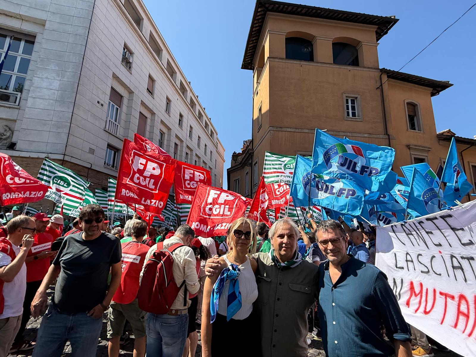 Sanità privata e Rsa, presidio dei sindacati davanti al Ministero: “Ci avete lasciato in mutande”