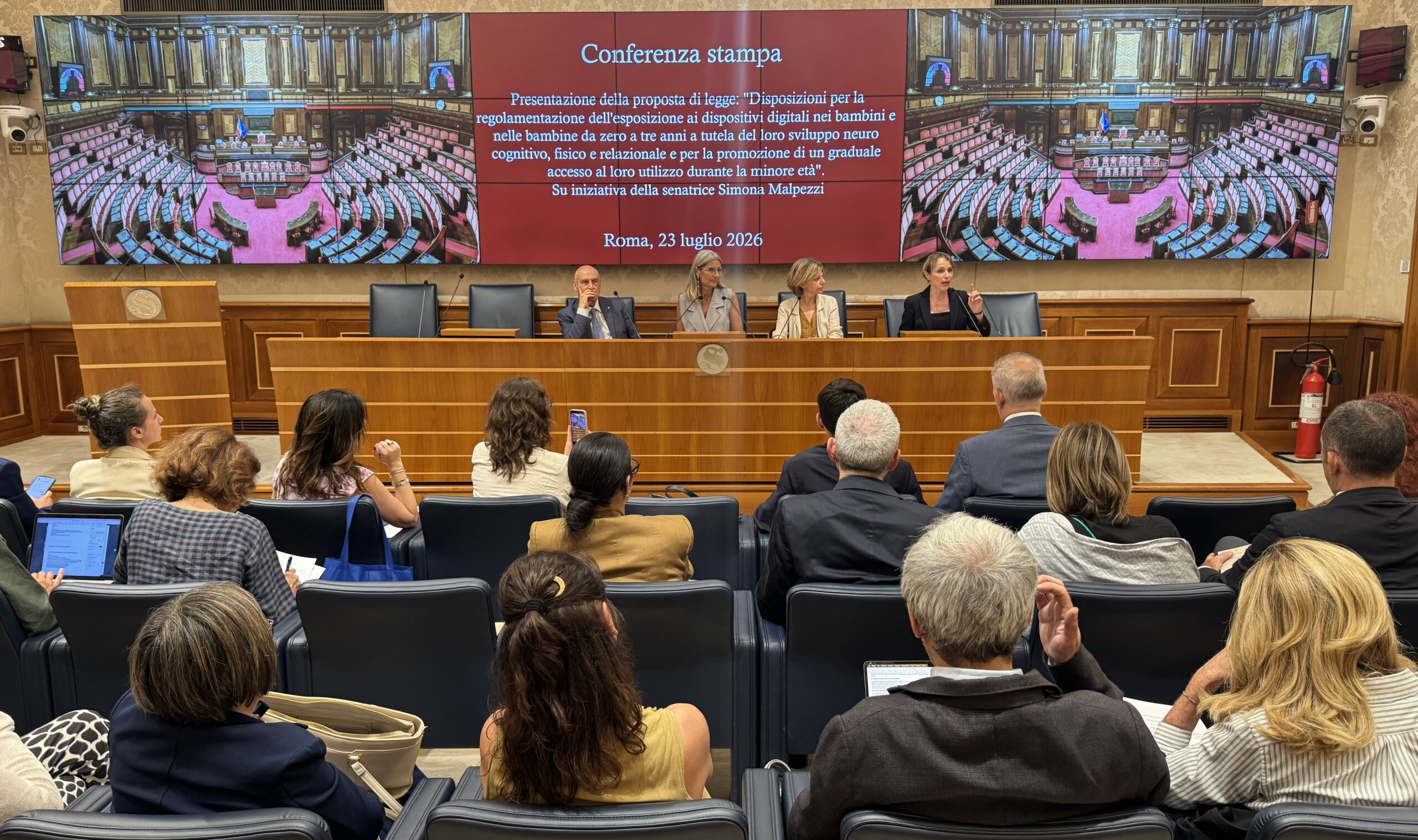 Schermi vietati sotto i tre anni, la prima proposta di legge per tutelare i bambini