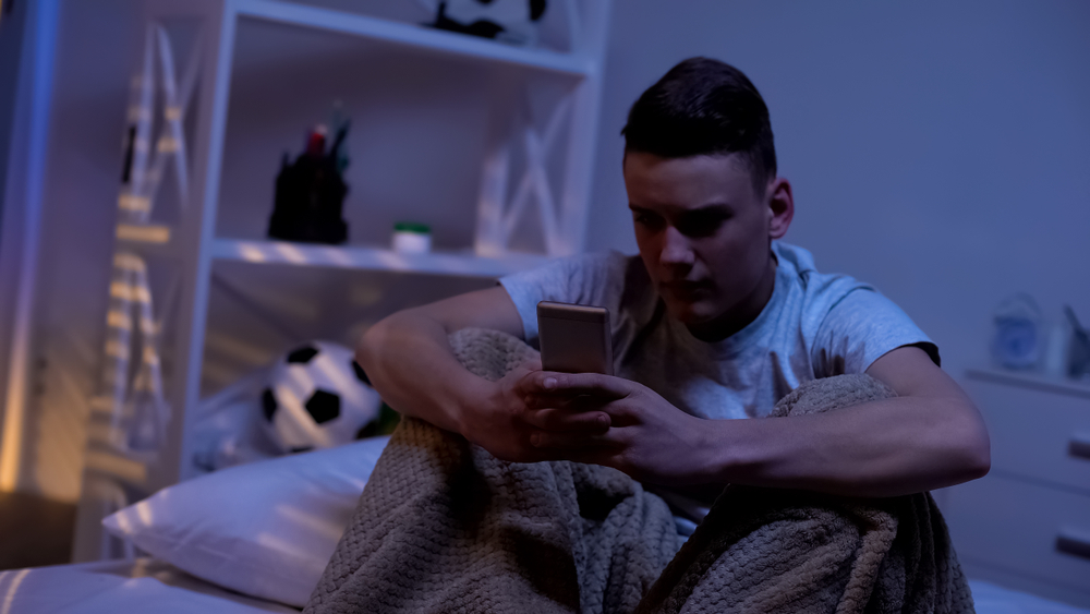Meta AI, nuove regole per i minori: allerta ai genitori in caso di chat sul suicidio