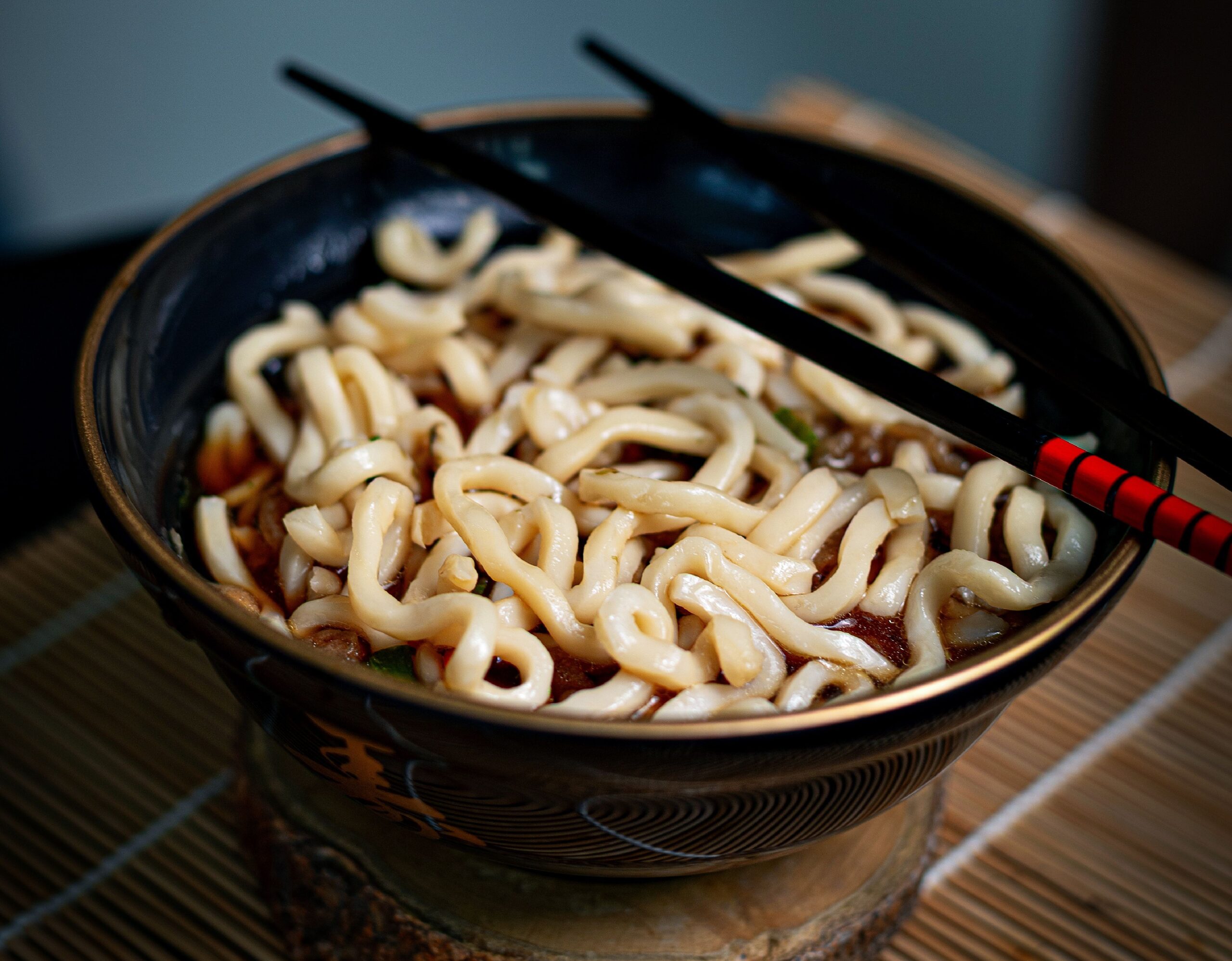 Salmonella, focolaio europeo legato ai noodle aromatizzati: oltre 100 casi. L’allerta in vista delle vacanze