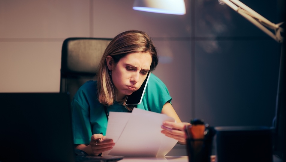 In sanità il tempo non basta più: per un professionista su due la burocrazia pesa più della scelta della terapia. La nuova survey di Qs