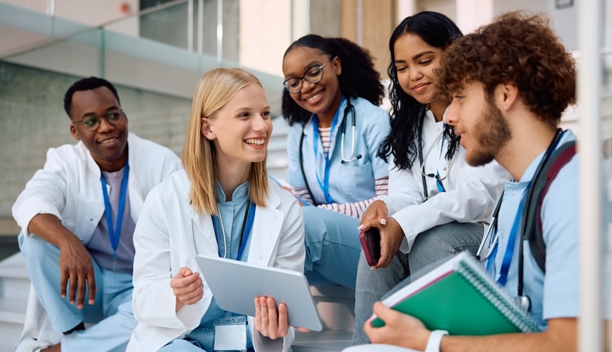 Università, per il 2026-2027 previsti 84.196 posti per le professioni sanitarie e i corsi di area medica: cresce Medicina, cala Infermieristica