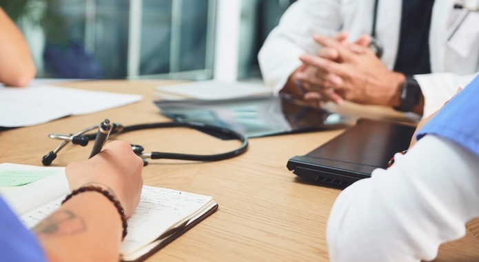 Case della Comunità. Dai medici agli infermieri fino agli specialisti: stop ai professionisti ‘solitari’ ma un’unica squadra per il paziente. Da Agenas il testo finale delle linee guida per il lavoro in équipe