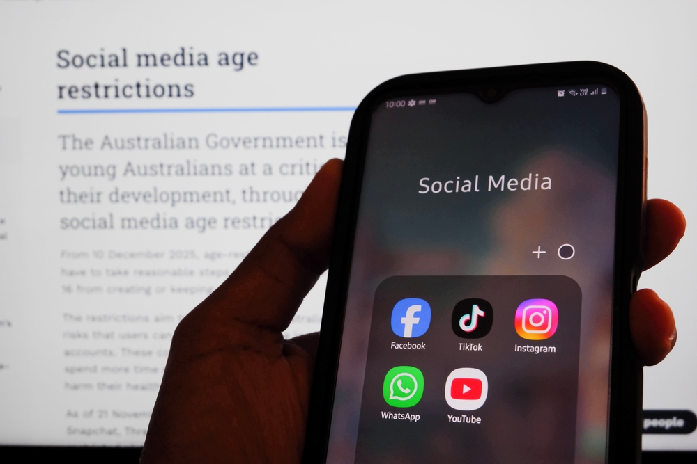 Under 16 e social network: il divieto da solo non riduce i rischi per la salute mentale