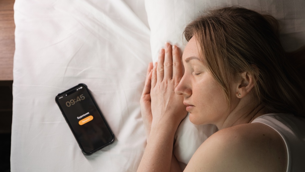 Sonno difficile per 3 italiani su 4: stress, ansia e smartphone tra i principali nemici del riposo