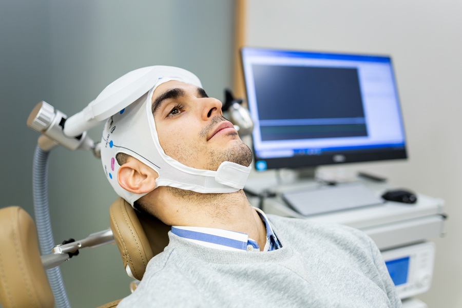 Stimolazione cerebrale rapida contro la depressione: benefici dimezzati nel tempo