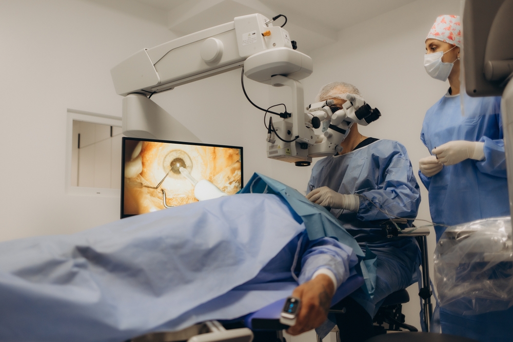 Torino, primo autotrapianto retina tra i due occhi: donna torna a vedere dopo 5 anni